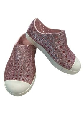 Native Jefferson Bling in Pink Glitter/Shell White. Size C6 in EUC